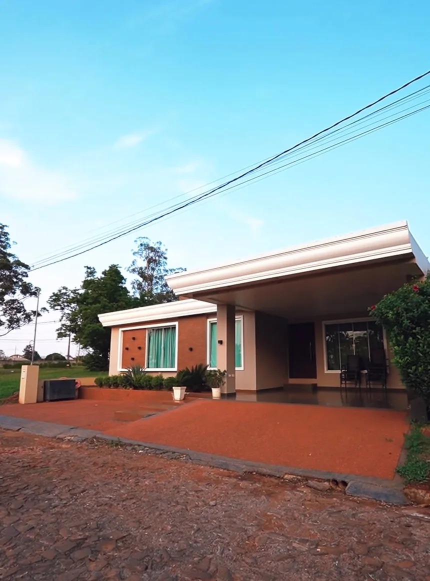 Vivienda terminada por Proyectar en Ribera Acaray, Ciudad del Este, con fachada de ladrillo visto y patio de adoquines