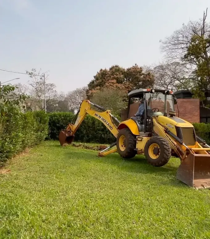Retroexcavadora limpiando el terreno de la Casa L.M